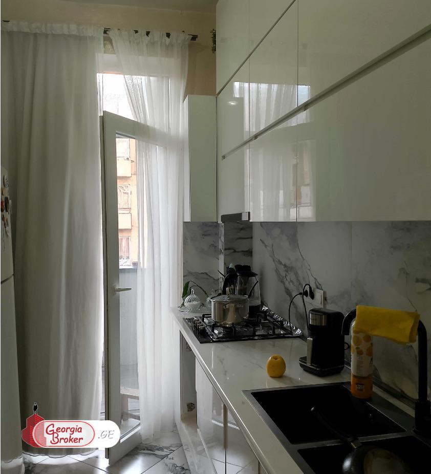 продается квартира с новым ремонтом 3-комнаты