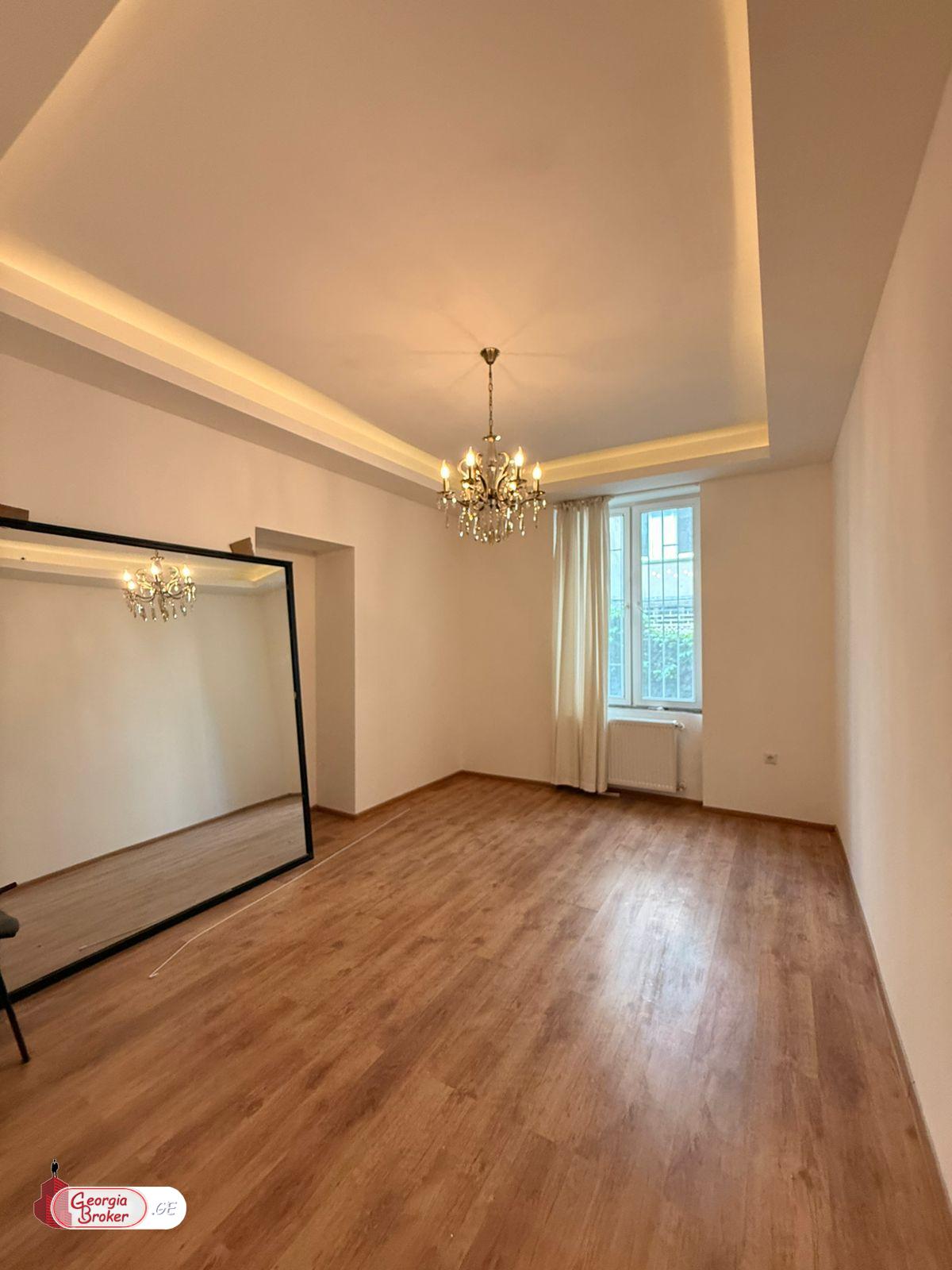 продается квартира с новым ремонтом 4-комнаты