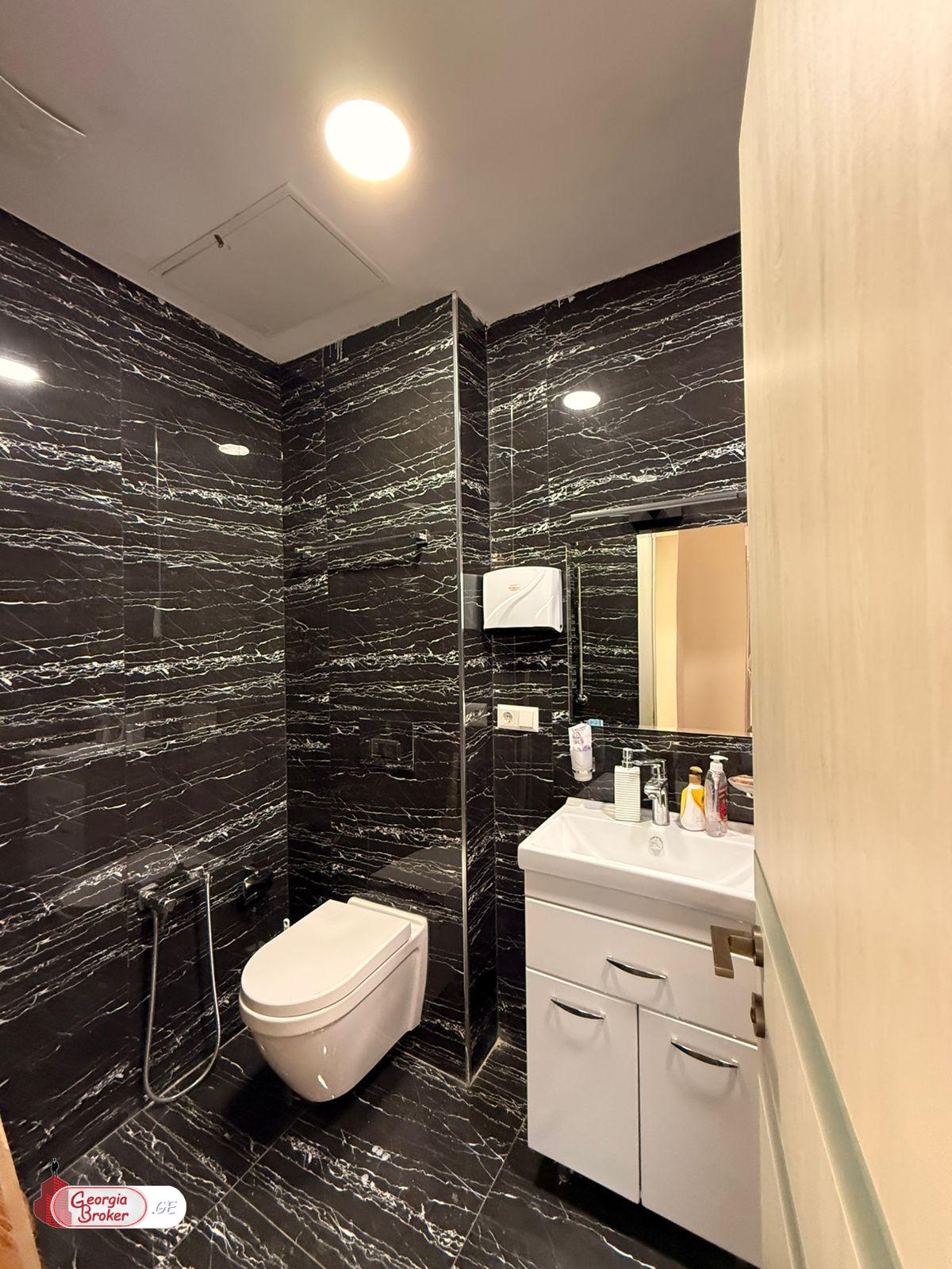 продается квартира с новым ремонтом 4-комнаты