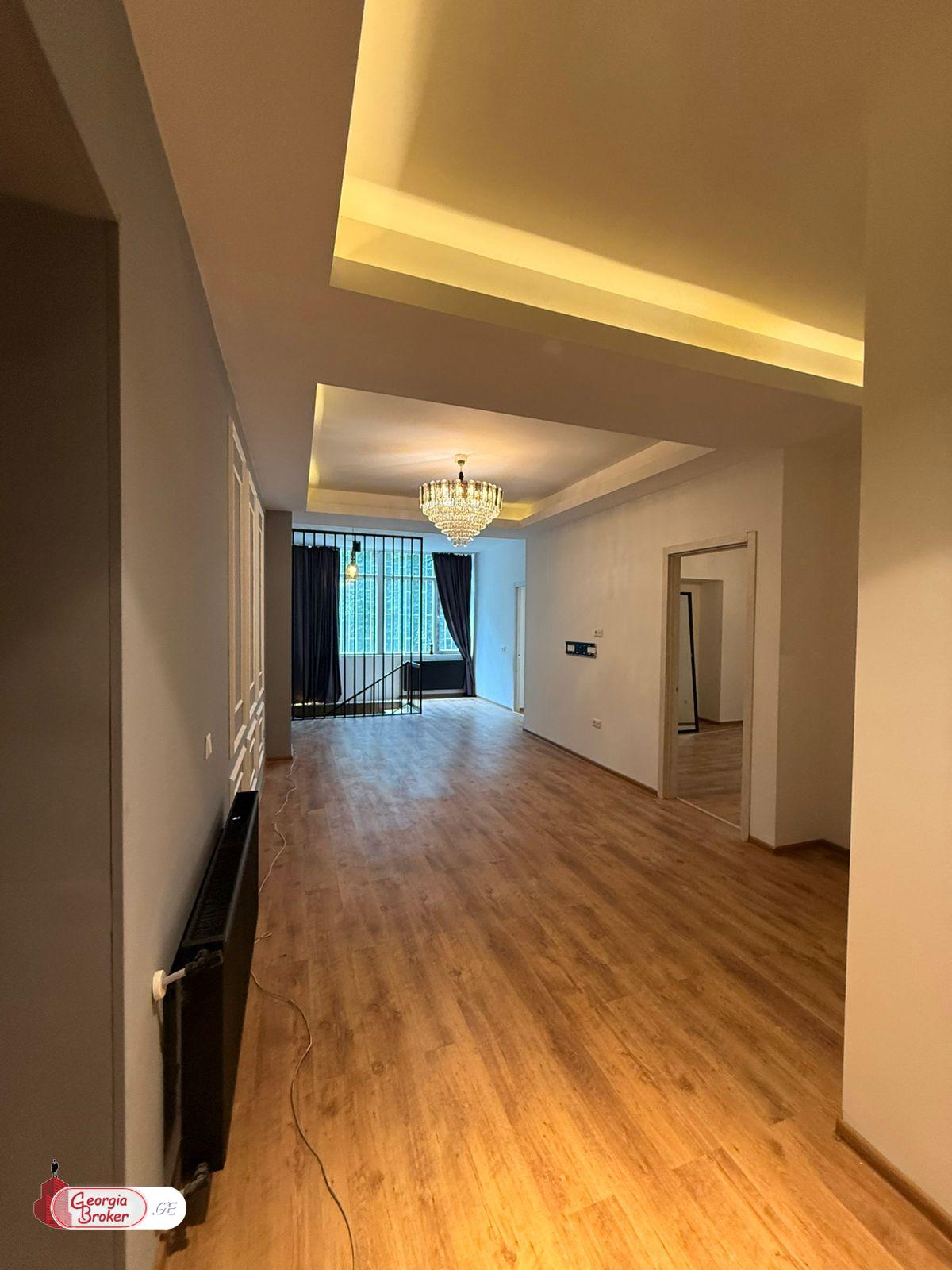 продается квартира с новым ремонтом 4-комнаты