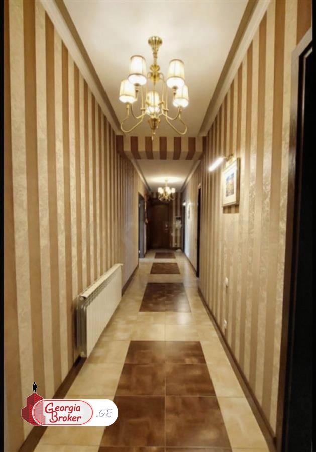 იყიდება ახალი გარემონტებული 5 ოთახიანი ბინა