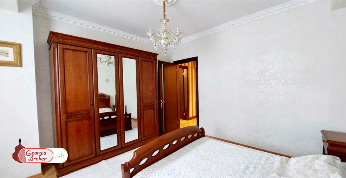 იყიდება ახალი გარემონტებული 5 ოთახიანი ბინა