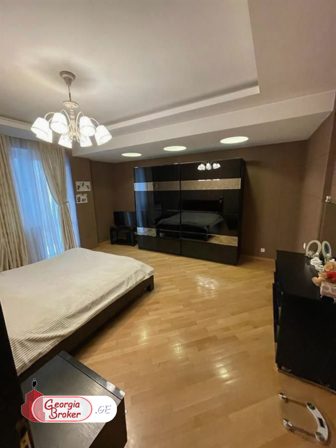 იყიდება ახალი გარემონტებული 5 ოთახიანი ბინა