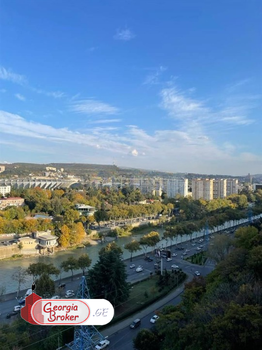 იყიდება ახალი გარემონტებული 5 ოთახიანი ბინა