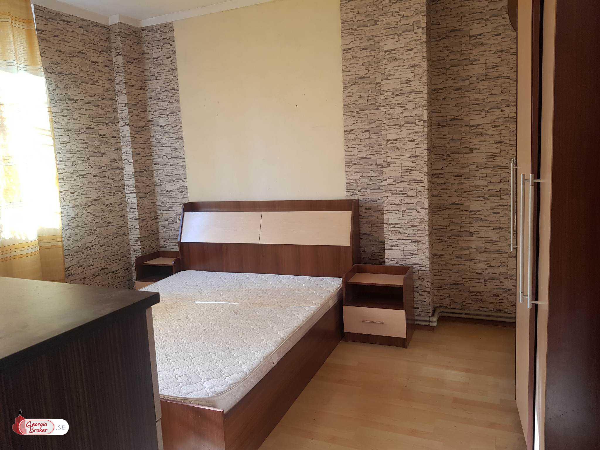 продается квартира со старым ремонтом 5-комнат