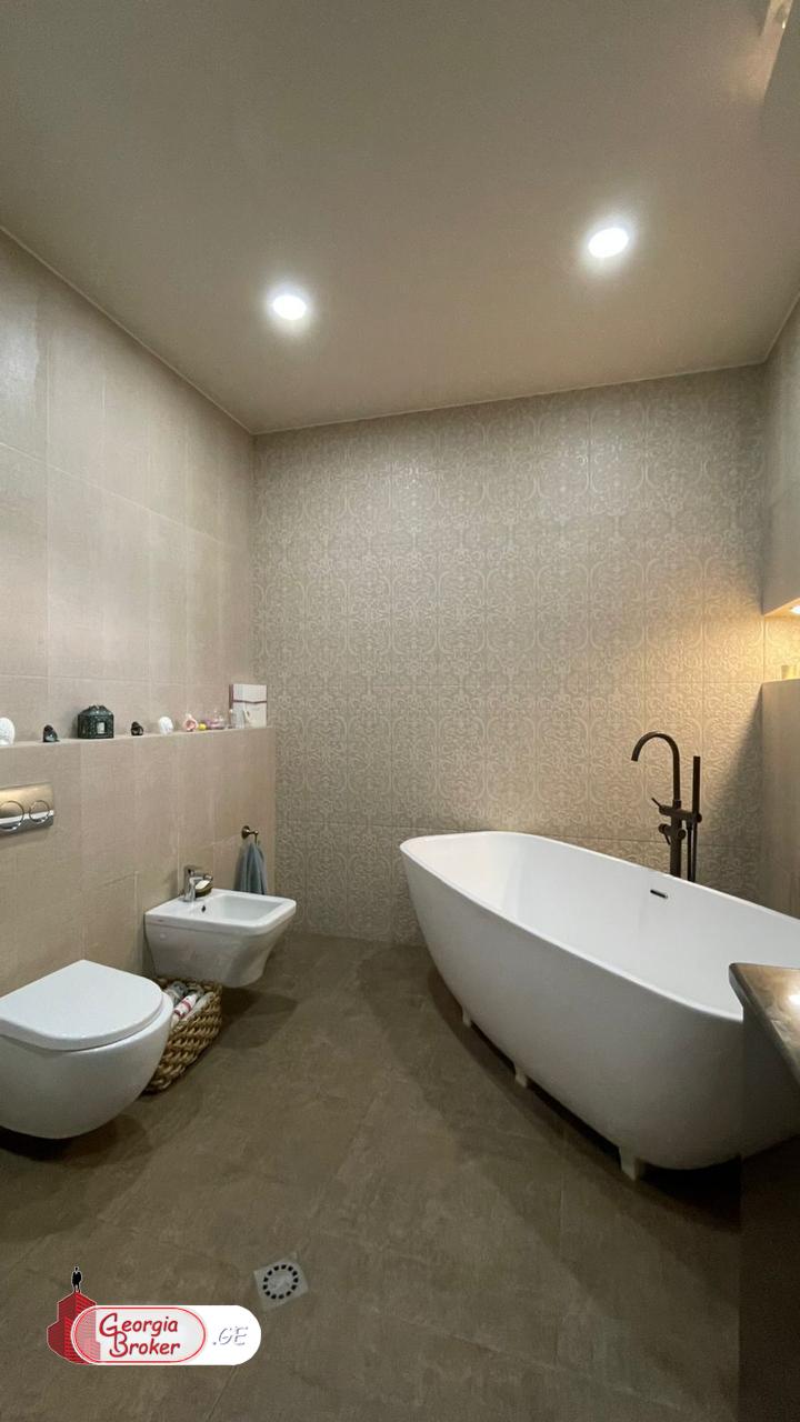 იყიდება ახალი გარემონტებული 10 ოთახიანი სახლი