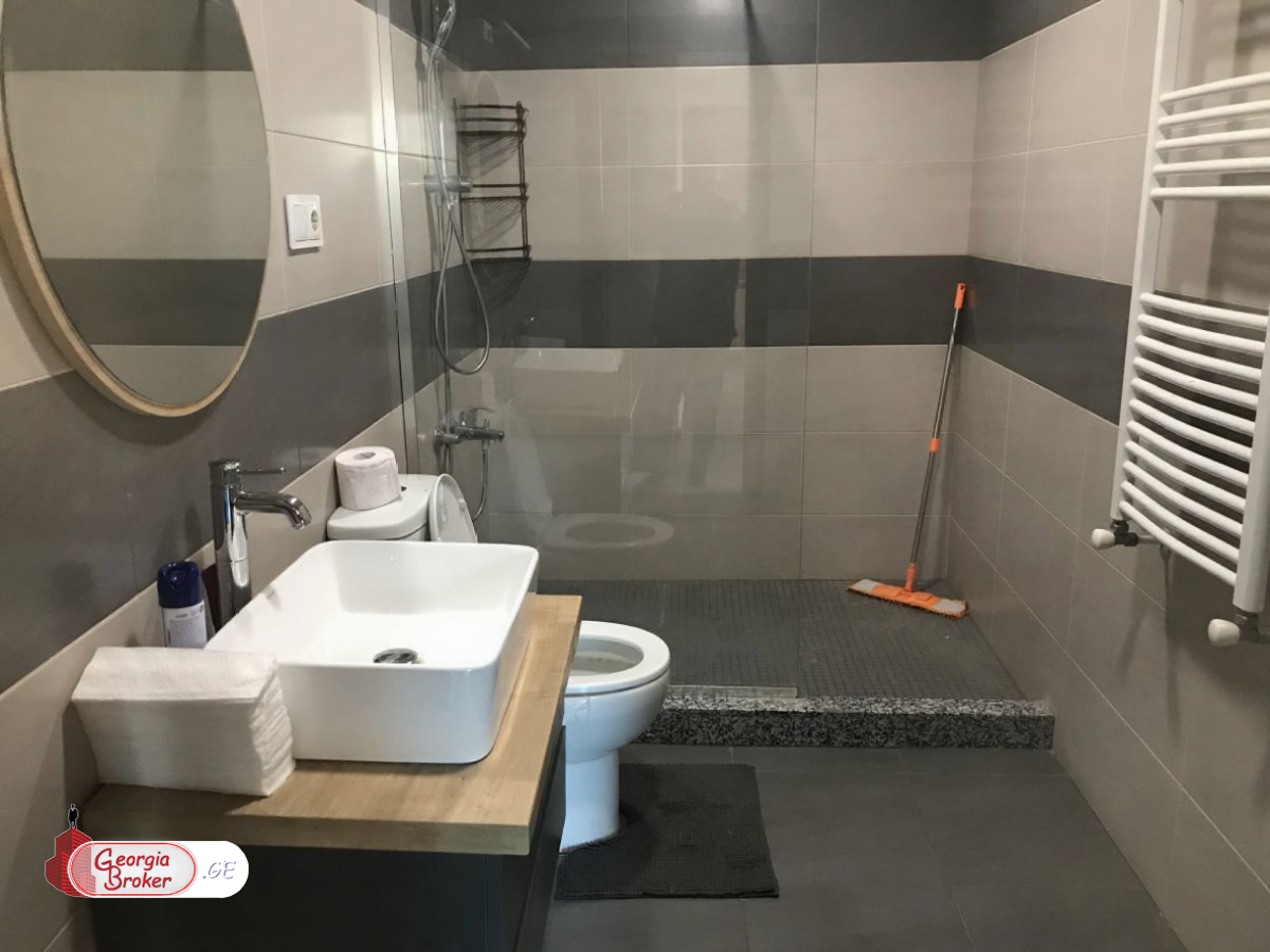 продается квартира с новым ремонтом 5-комнат