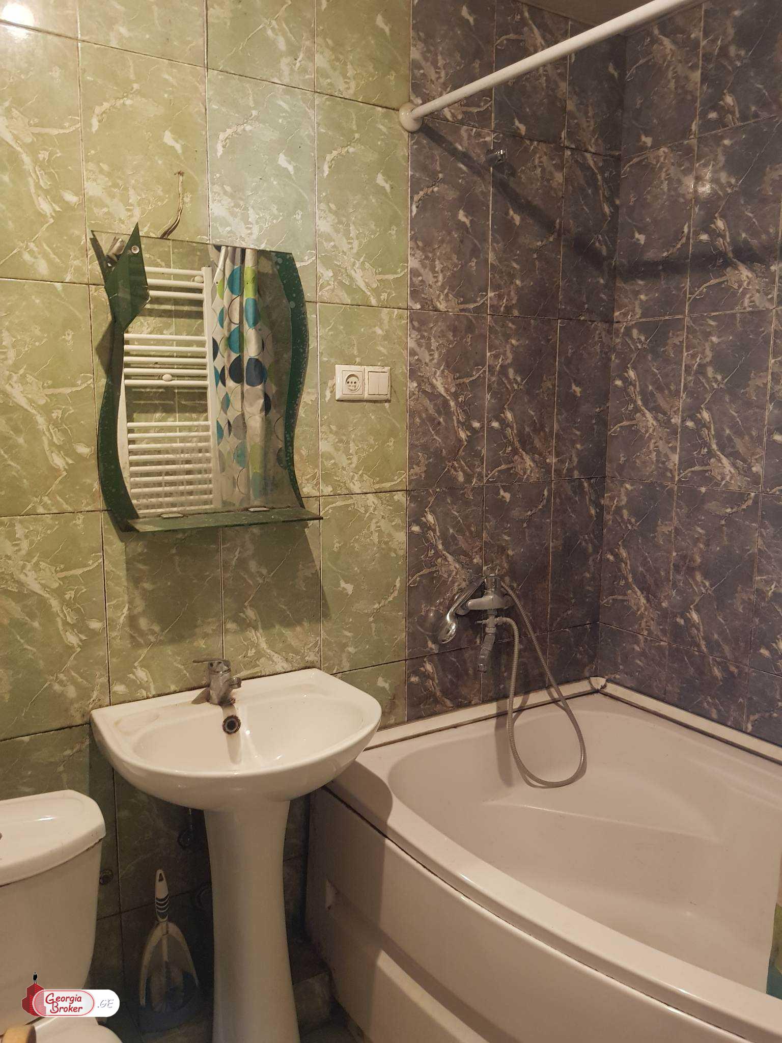 продается квартира со старым ремонтом 5-комнат