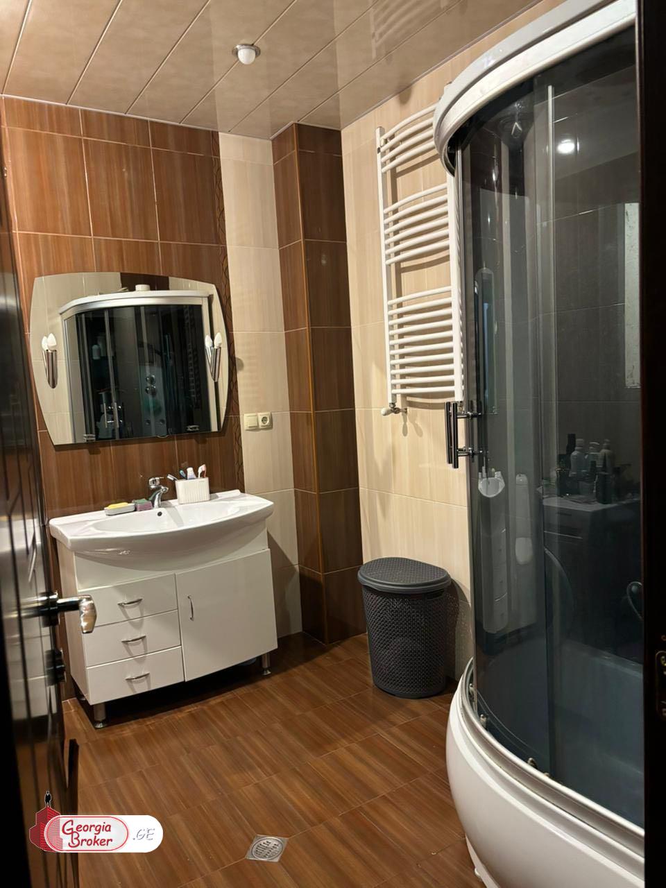 продается квартира с новым ремонтом 3-комнаты