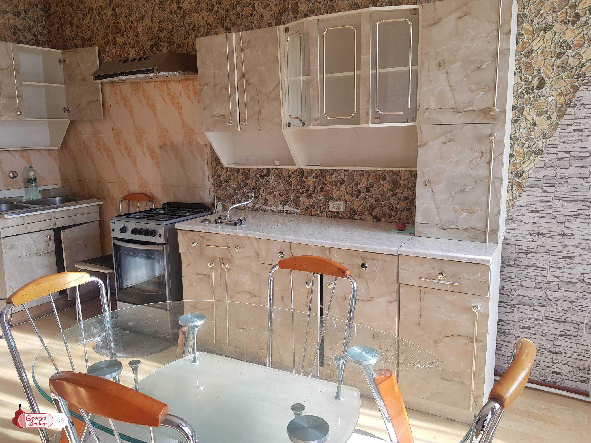 продается квартира со старым ремонтом 5-комнат