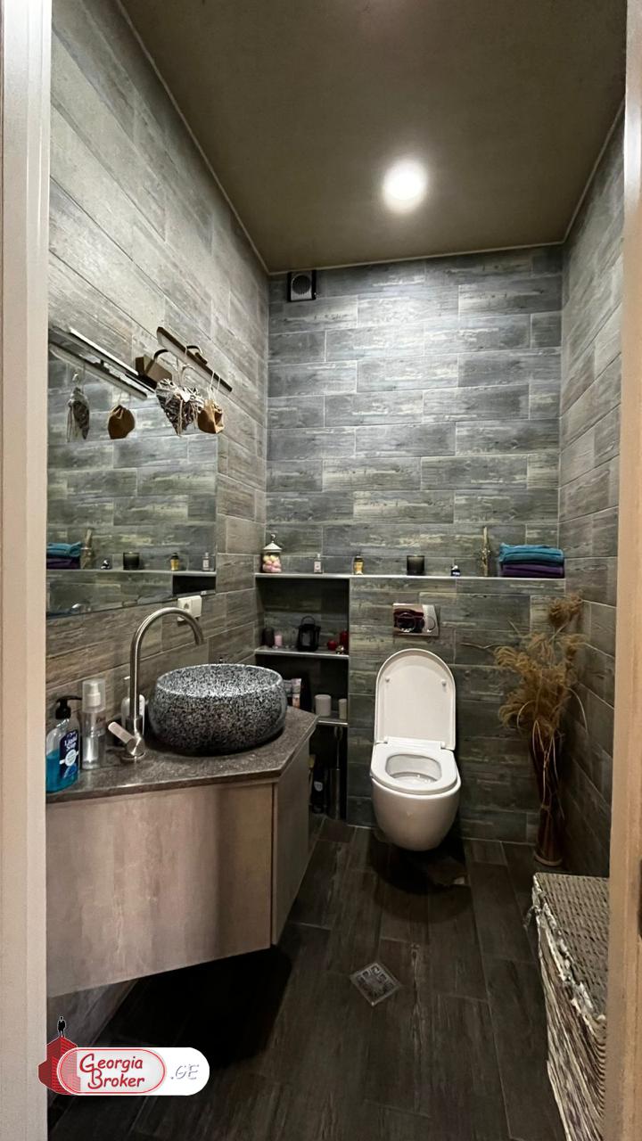 იყიდება ახალი გარემონტებული 10 ოთახიანი სახლი