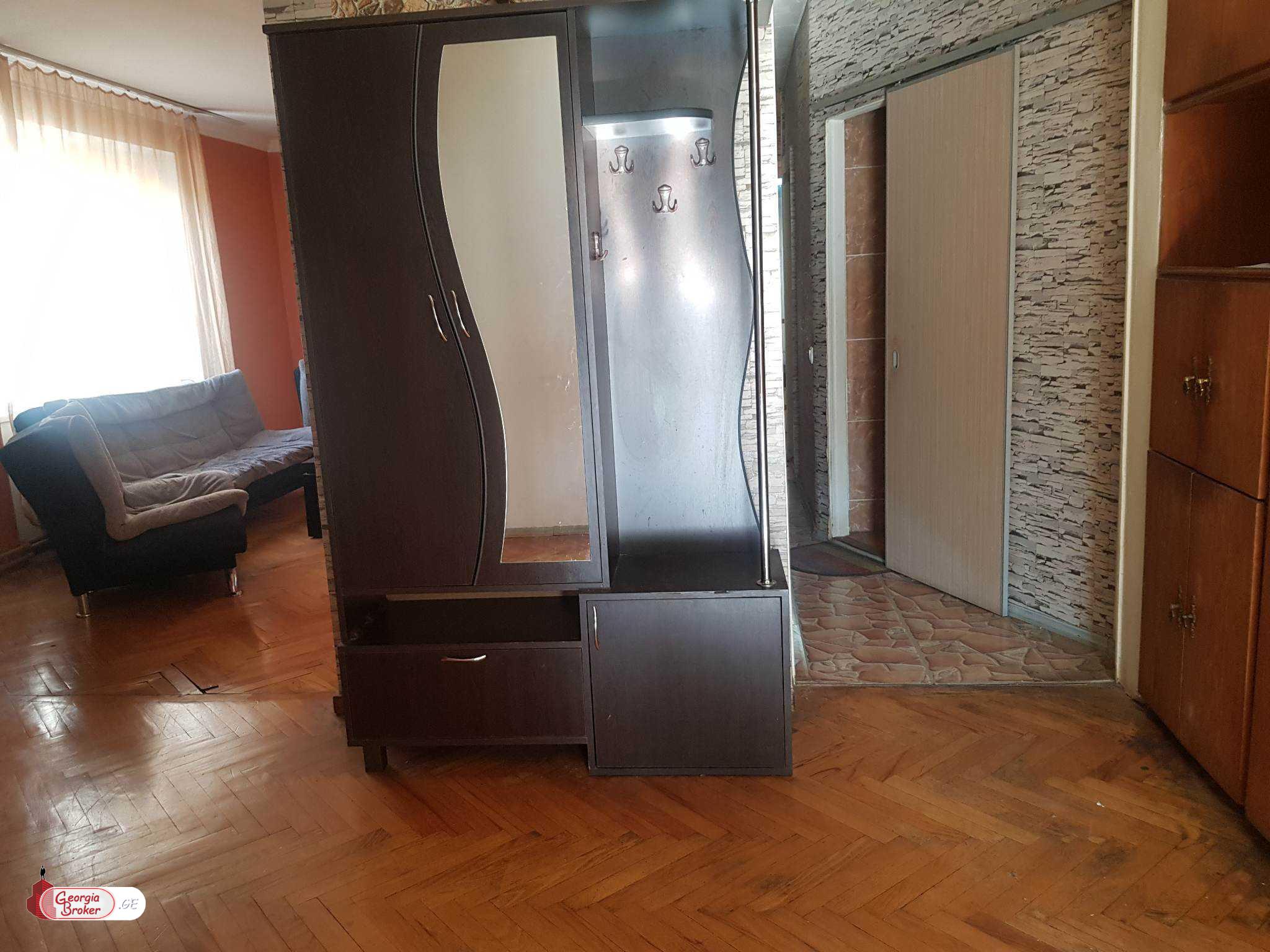 продается квартира со старым ремонтом 5-комнат