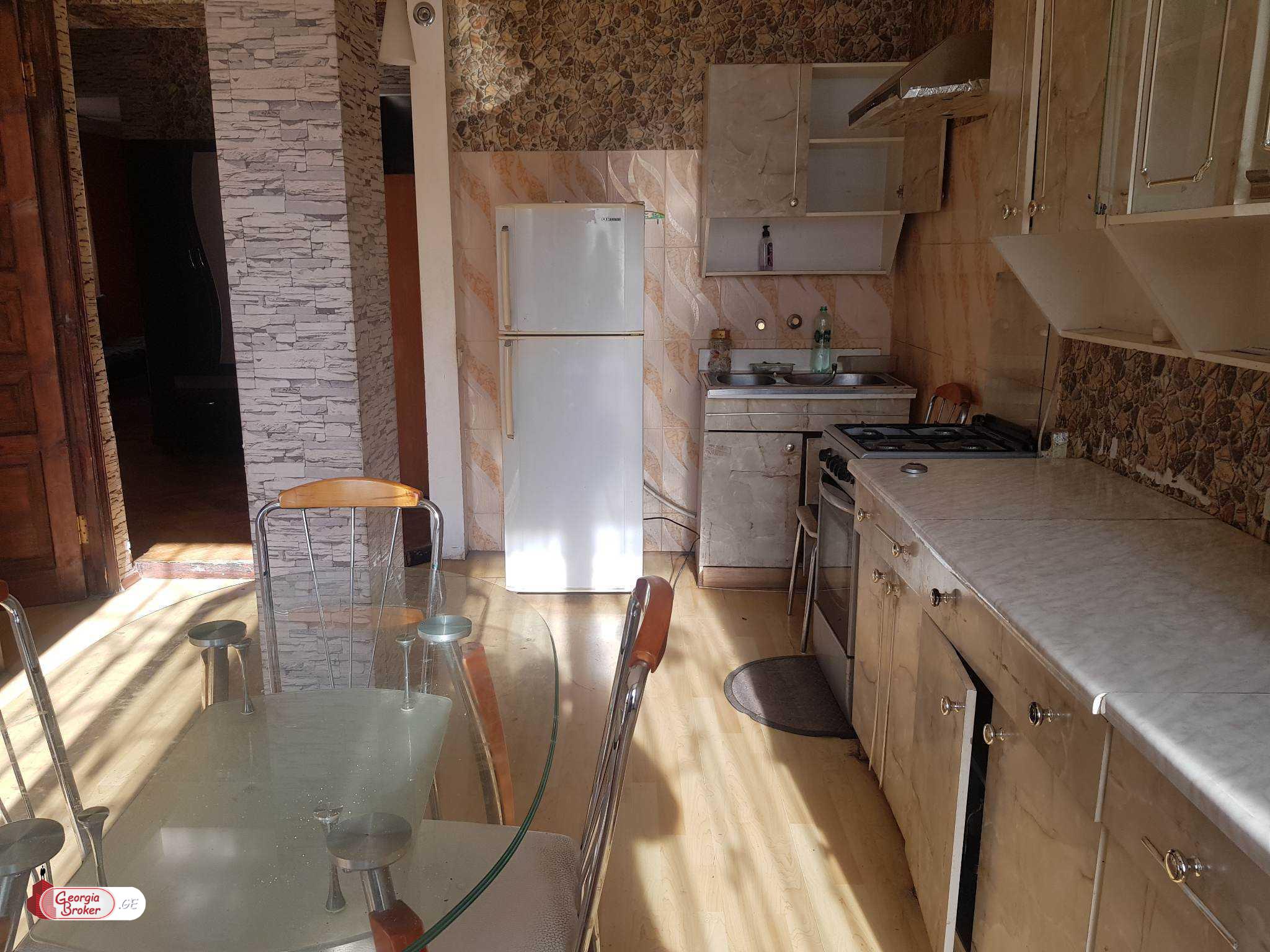 продается квартира со старым ремонтом 5-комнат