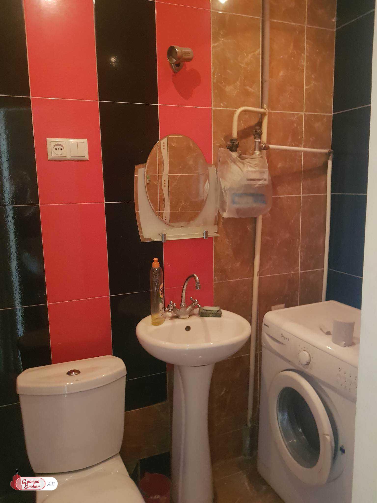 продается квартира со старым ремонтом 5-комнат