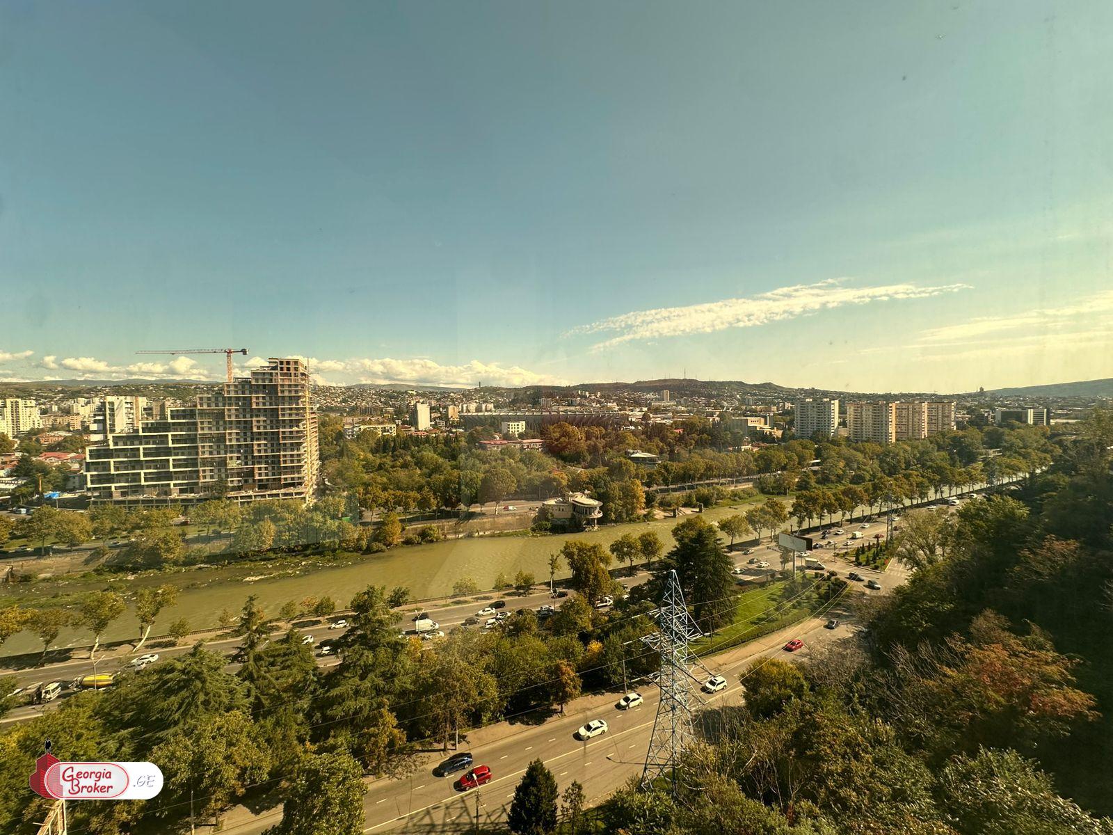 იყიდება ახალი გარემონტებული 5 ოთახიანი ბინა