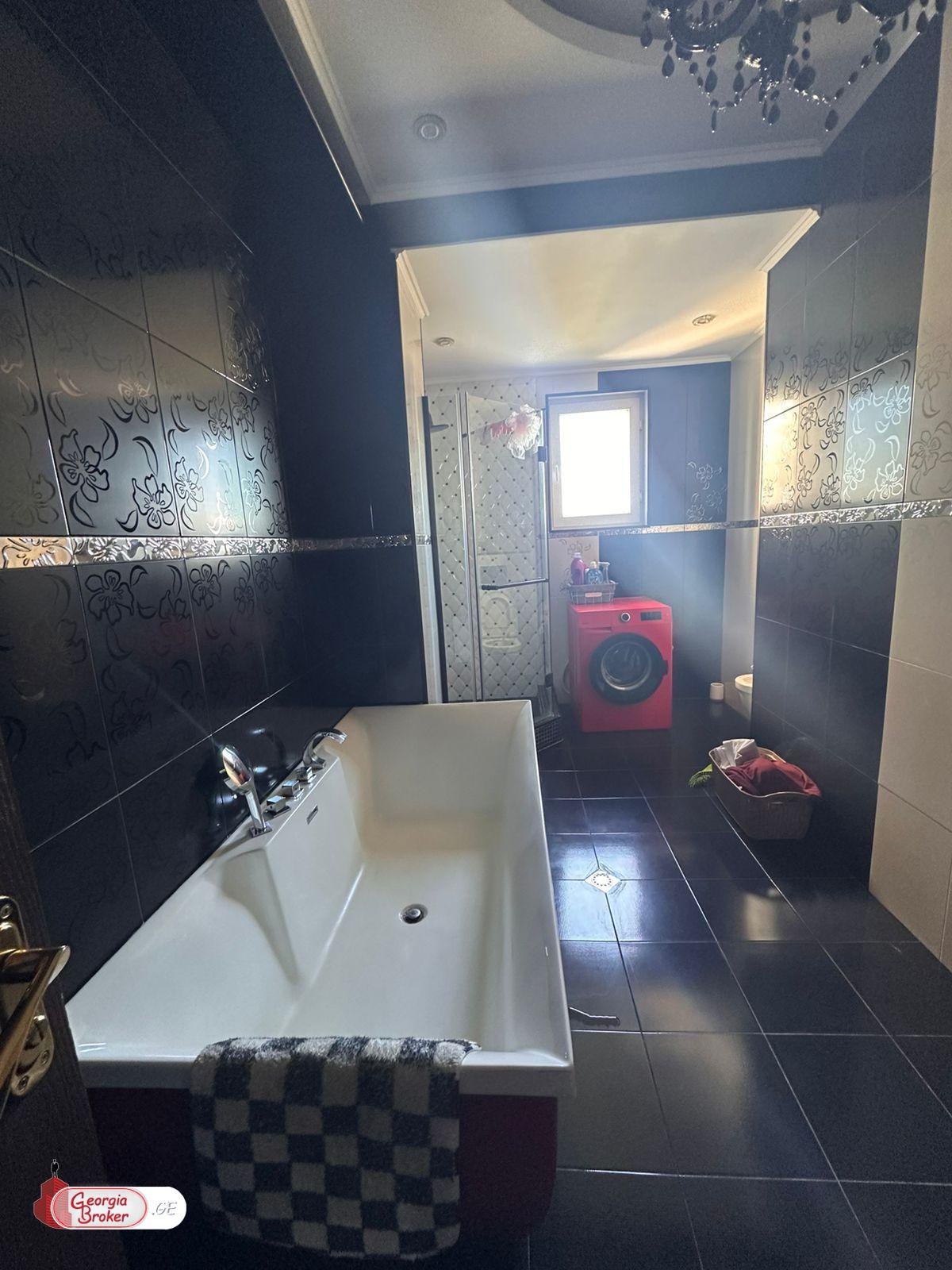 იყიდება ახალი გარემონტებული 5 ოთახიანი ბინა