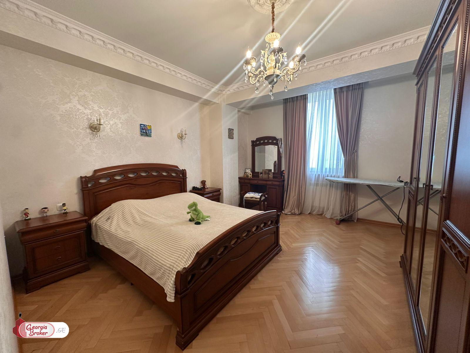 იყიდება ახალი გარემონტებული 5 ოთახიანი ბინა