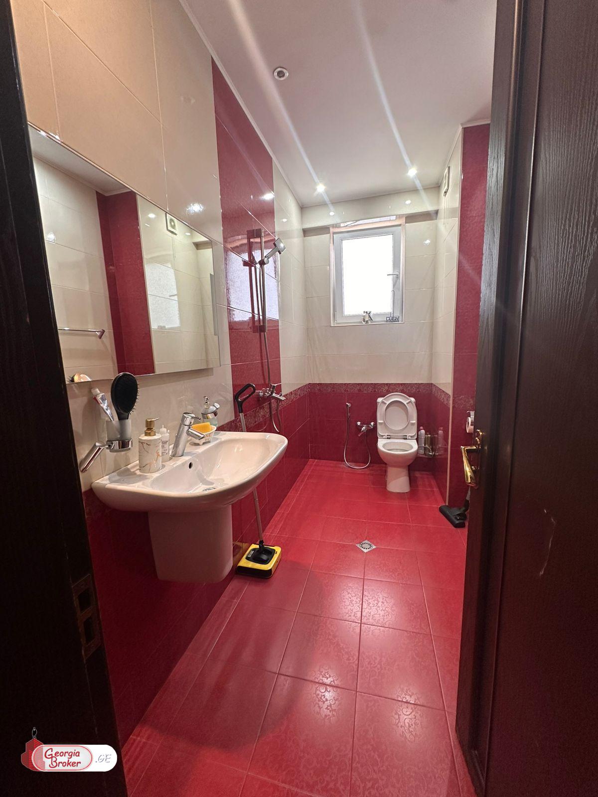 იყიდება ახალი გარემონტებული 5 ოთახიანი ბინა