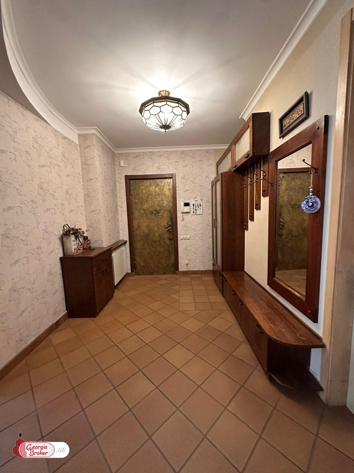 იყიდება ახალი გარემონტებული 6 ოთახიანი ბინა