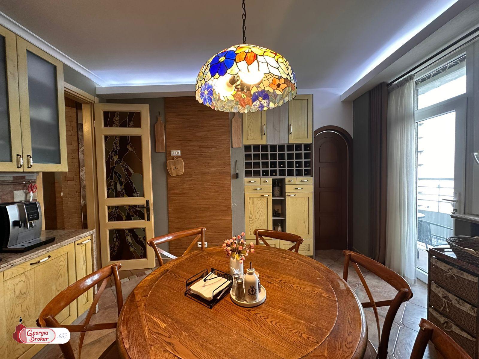 იყიდება ახალი გარემონტებული 6 ოთახიანი ბინა