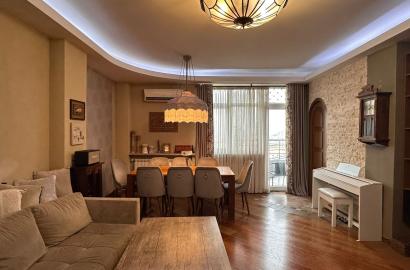 იყიდება ახალი გარემონტებული 6 ოთახიანი ბინა