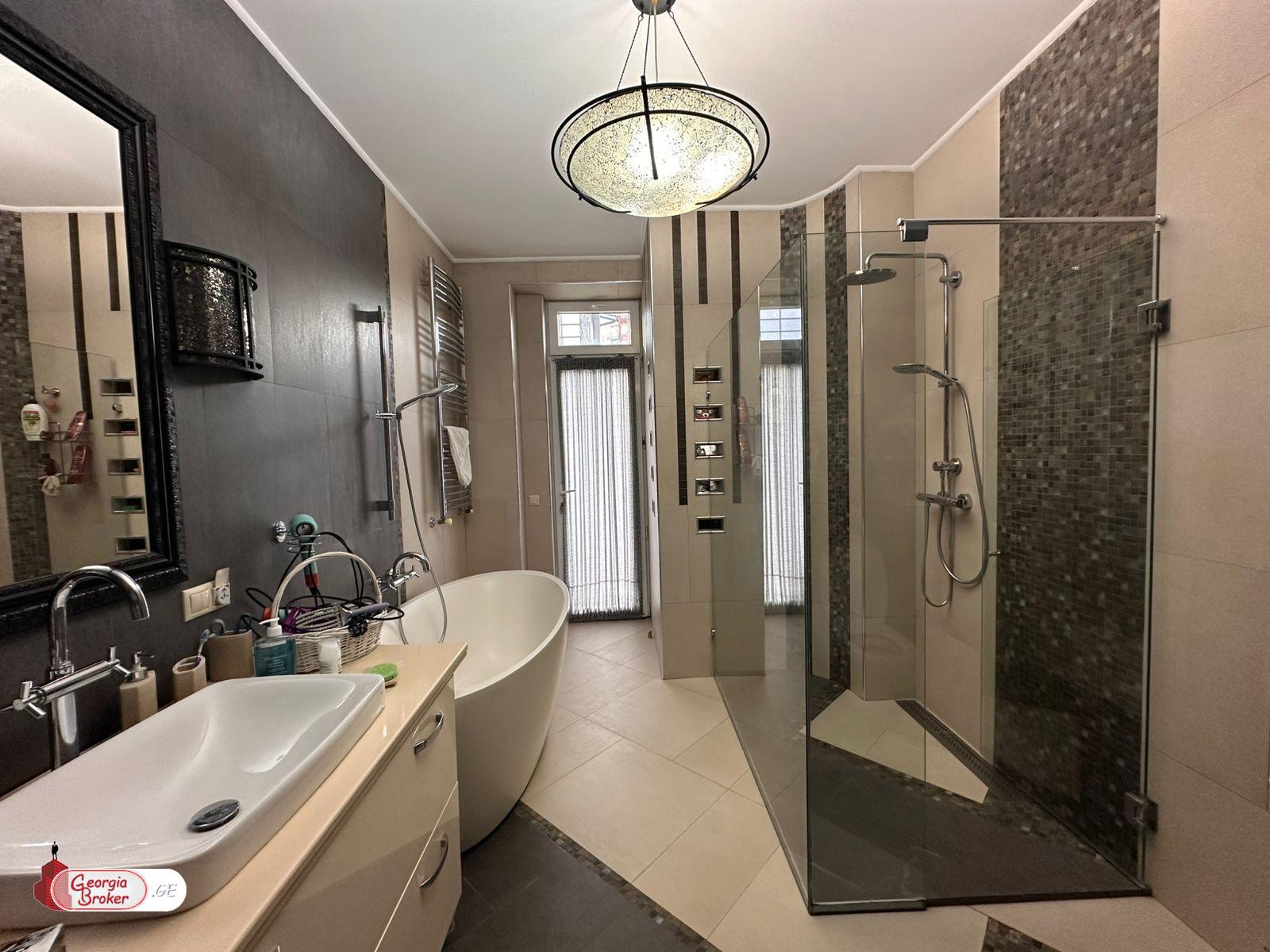 იყიდება ახალი გარემონტებული 6 ოთახიანი ბინა