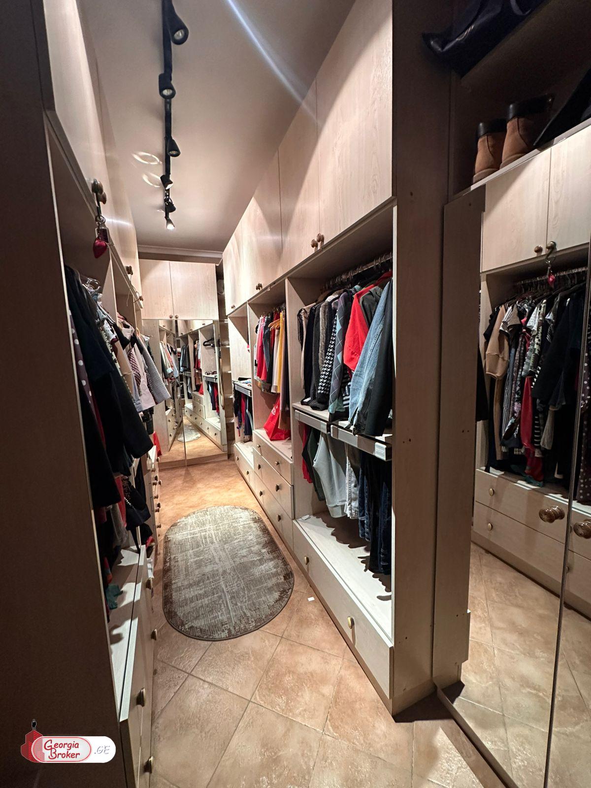 იყიდება ახალი გარემონტებული 6 ოთახიანი ბინა