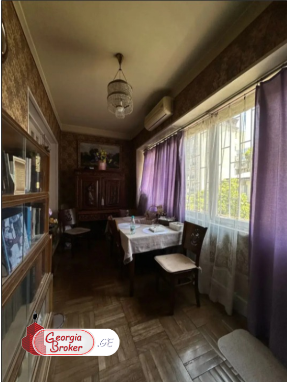 იყიდება ძველი გარემონტებული 4 ოთახიანი ბინა