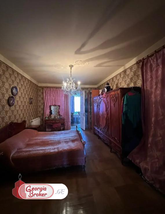 იყიდება ძველი გარემონტებული 4 ოთახიანი ბინა