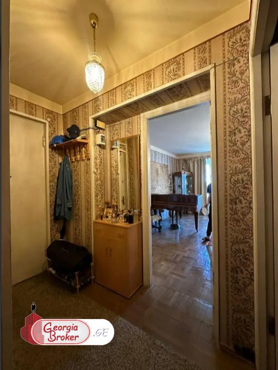 იყიდება ძველი გარემონტებული 4 ოთახიანი ბინა