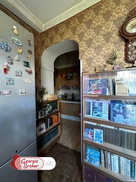 იყიდება ძველი გარემონტებული 4 ოთახიანი ბინა