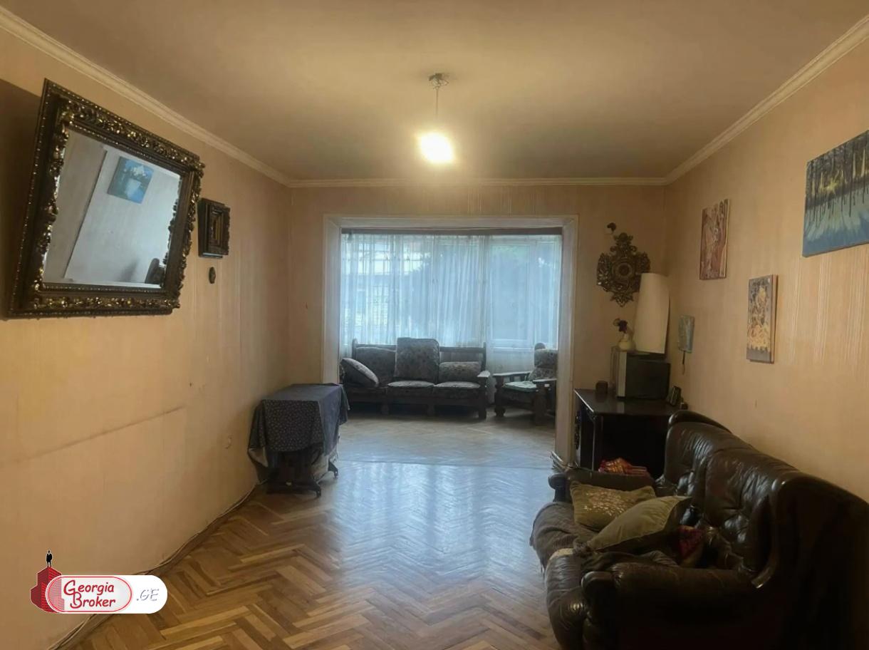 продается квартира со старым ремонтом 3-комнаты