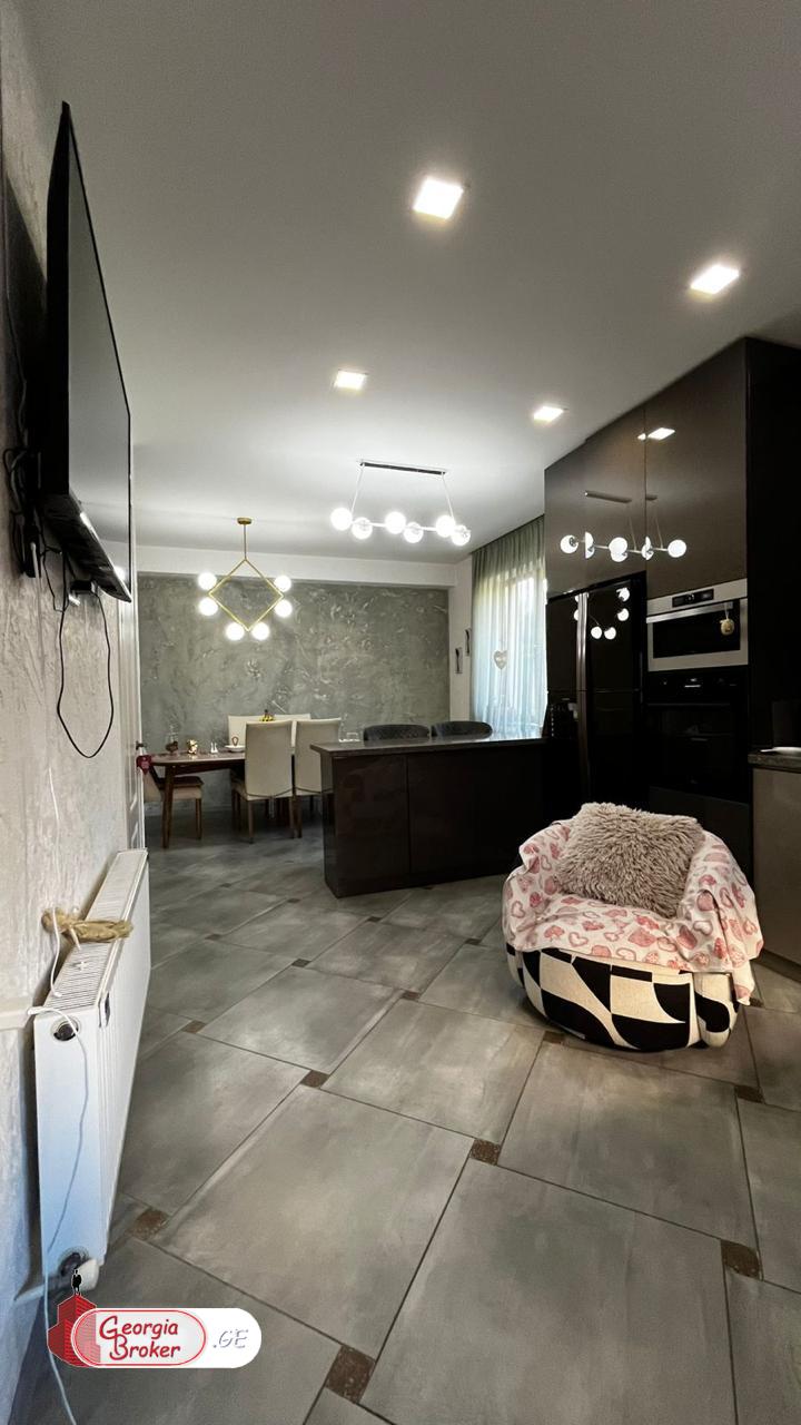 იყიდება ახალი გარემონტებული 10 ოთახიანი სახლი