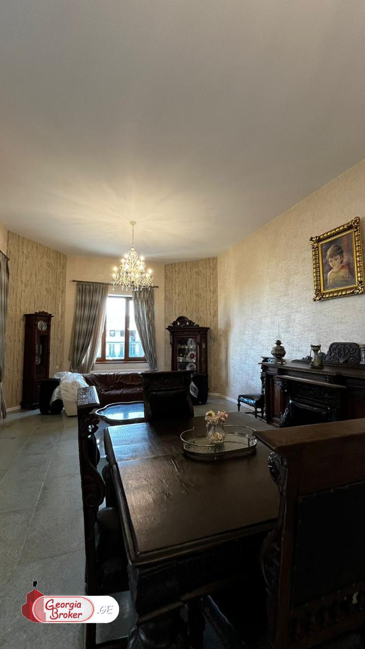 იყიდება ახალი გარემონტებული 10 ოთახიანი სახლი