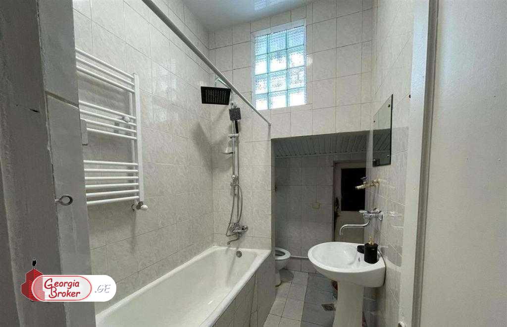 იყიდება ახალი გარემონტებული 5 ოთახიანი ბინა