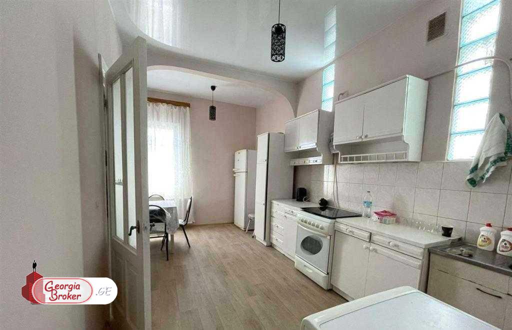 იყიდება ახალი გარემონტებული 5 ოთახიანი ბინა