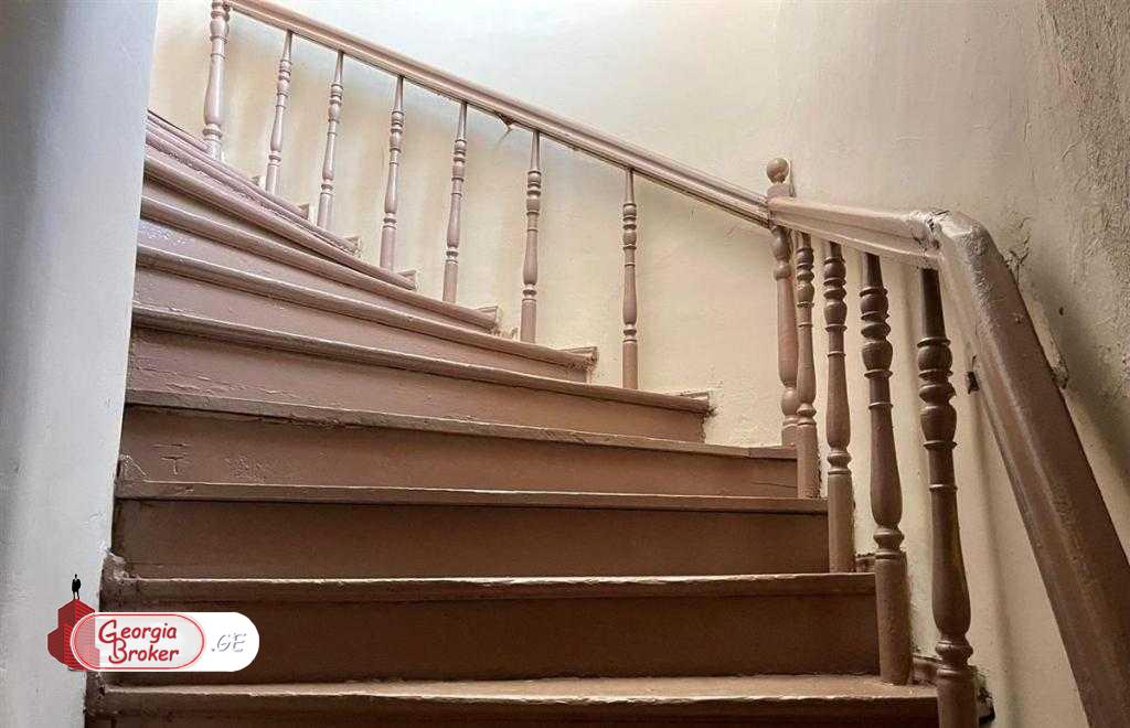 იყიდება ახალი გარემონტებული 5 ოთახიანი ბინა