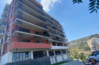 იყიდება ახალი აშენებული 3 ოთახიანი ბინა