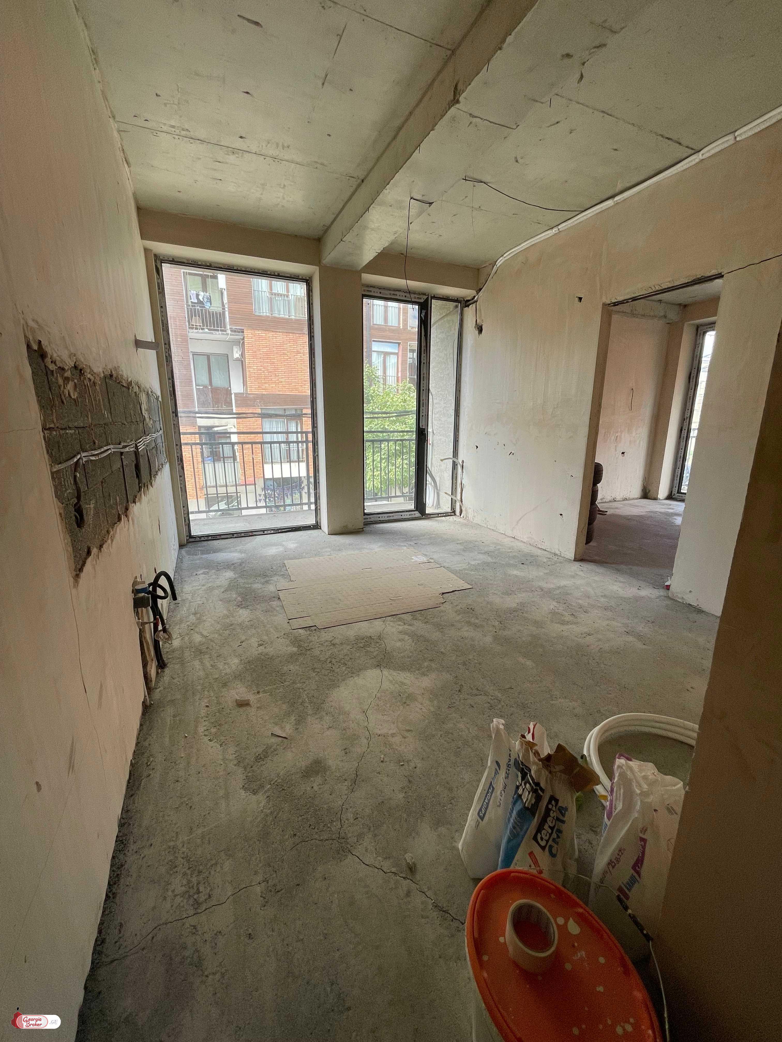 იყიდება ძველი აშენებული 3 ოთახიანი ბინა