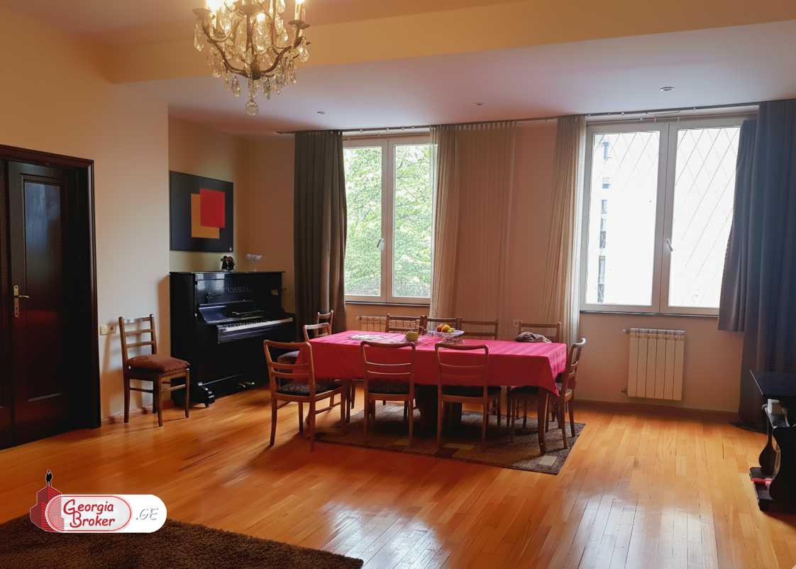 продается квартира с новым ремонтом 5-комнат