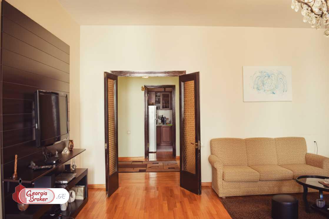 продается квартира с новым ремонтом 5-комнат