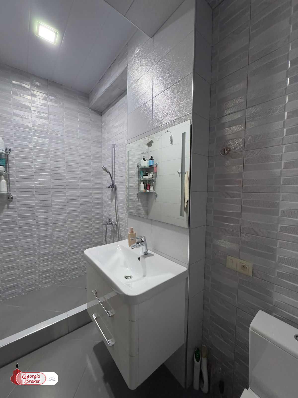 продается квартира с новым ремонтом 3-комнаты