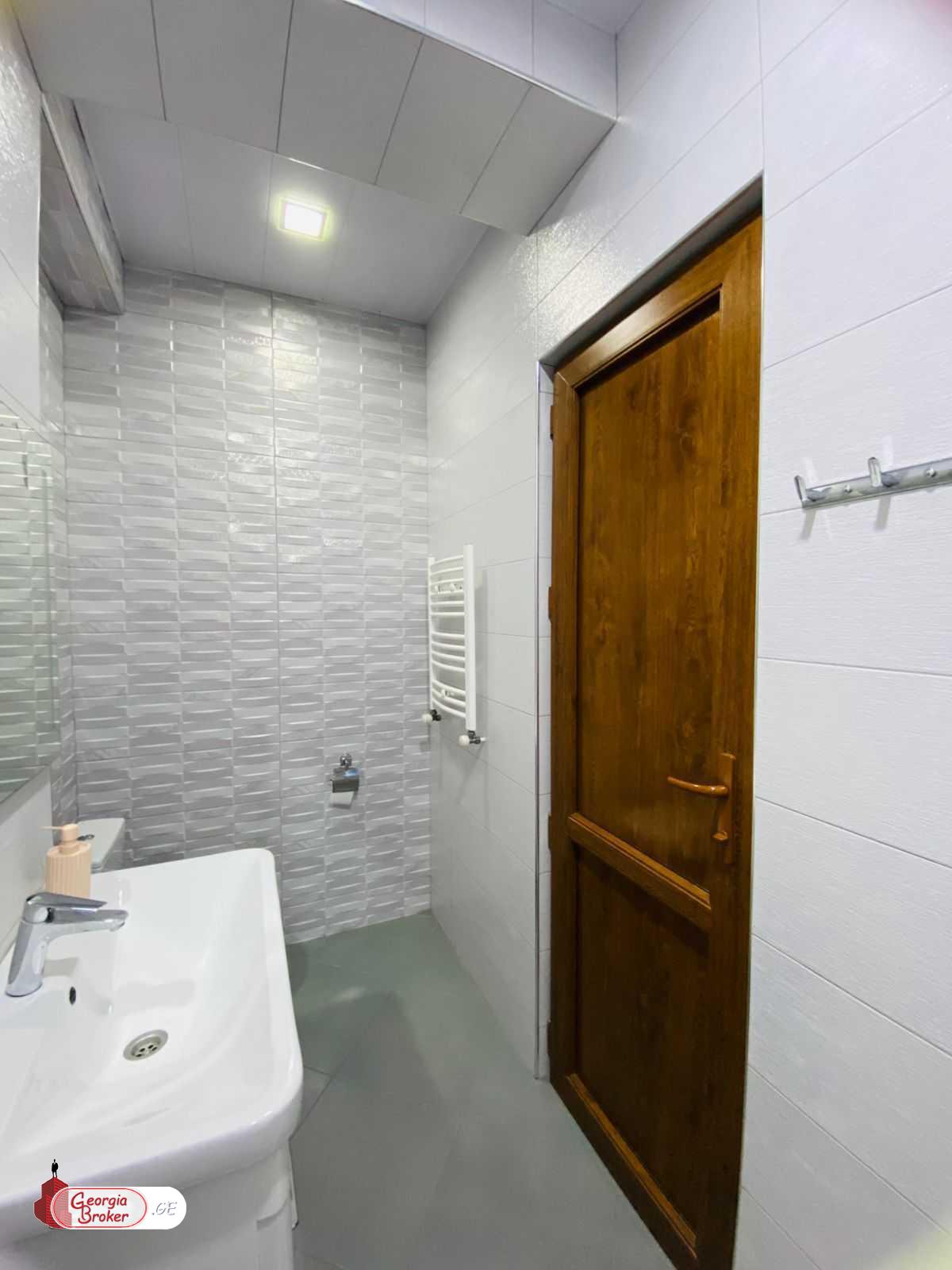 продается квартира с новым ремонтом 3-комнаты