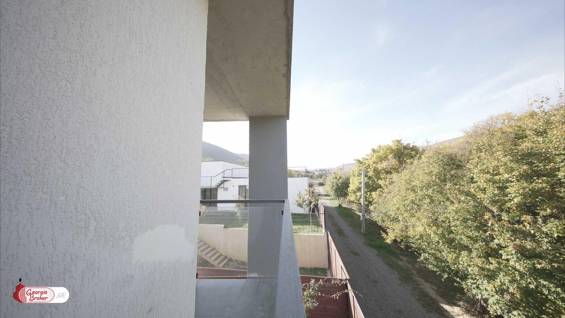 იყიდება ახალი გარემონტებული 6 ოთახიანი სახლი