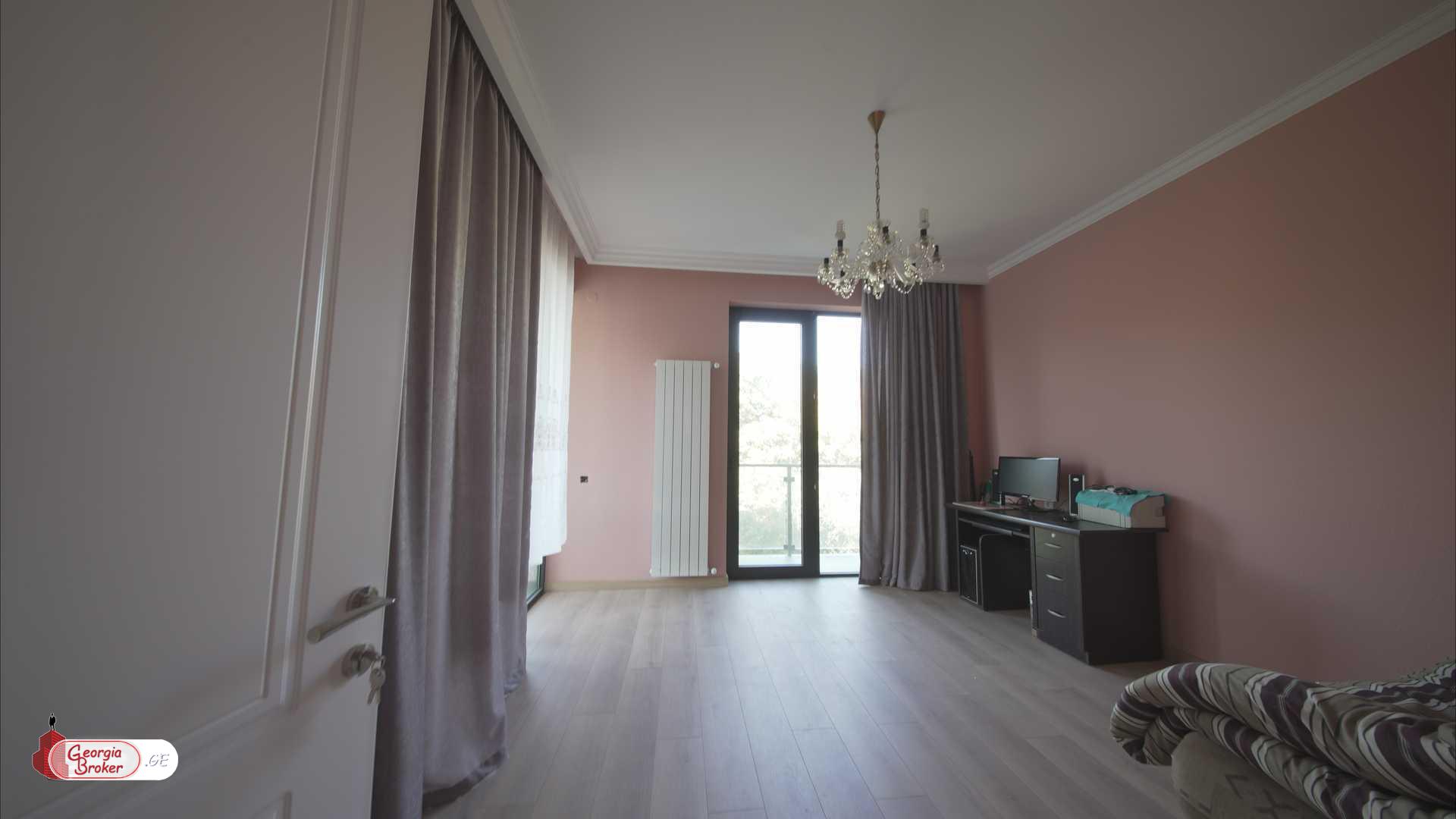 იყიდება ახალი გარემონტებული 6 ოთახიანი სახლი