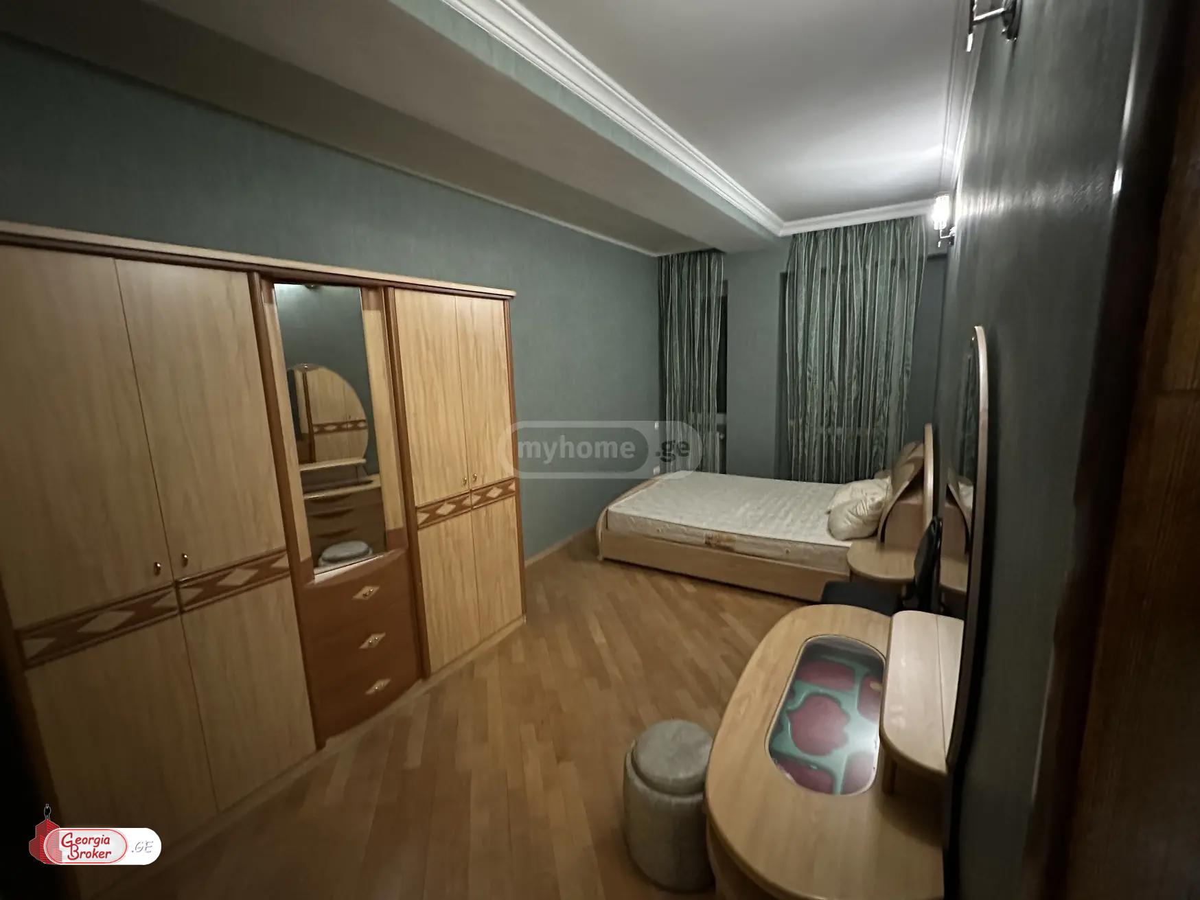 продается квартира с новым ремонтом 4-комнаты