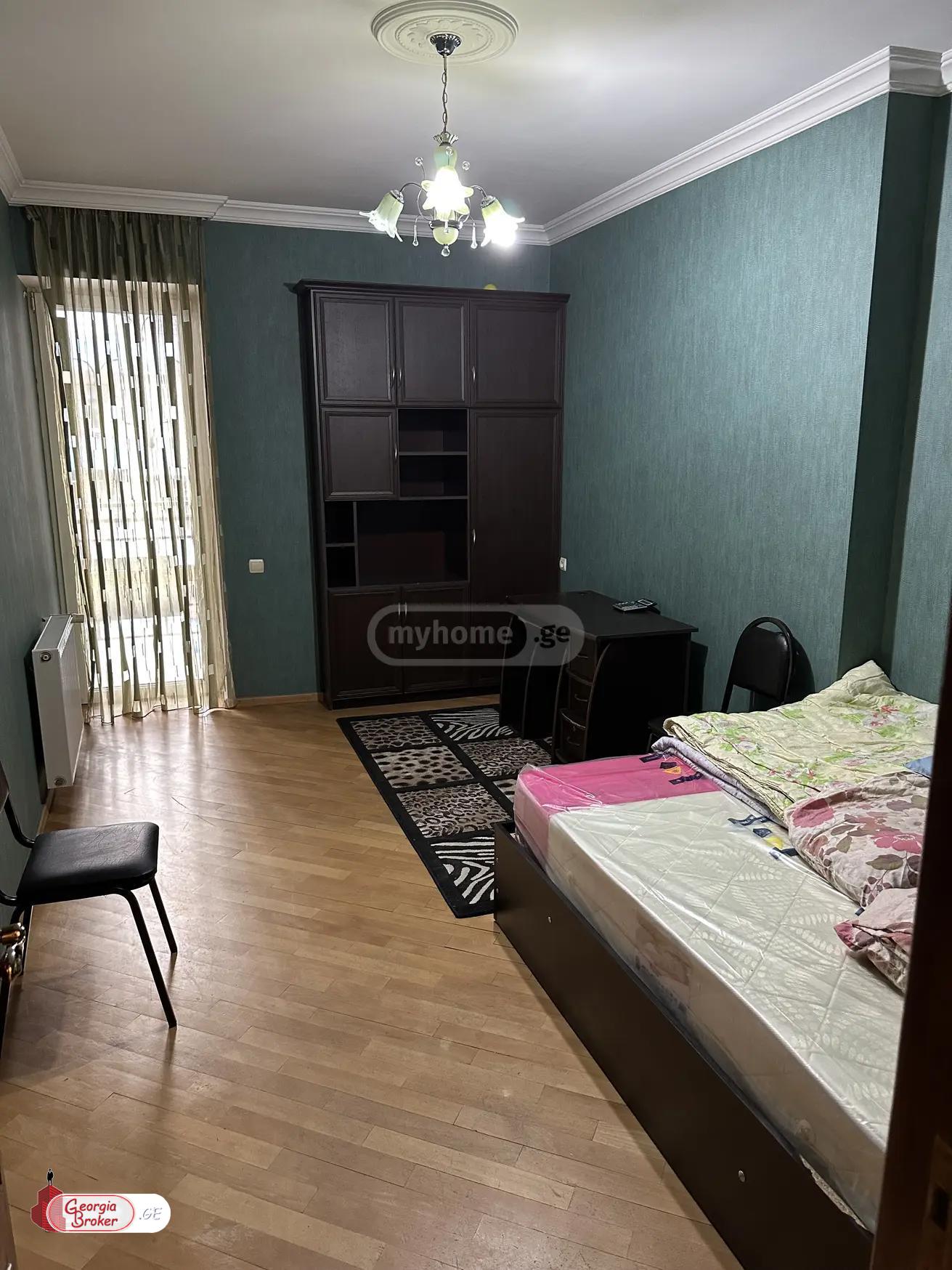 продается квартира с новым ремонтом 4-комнаты