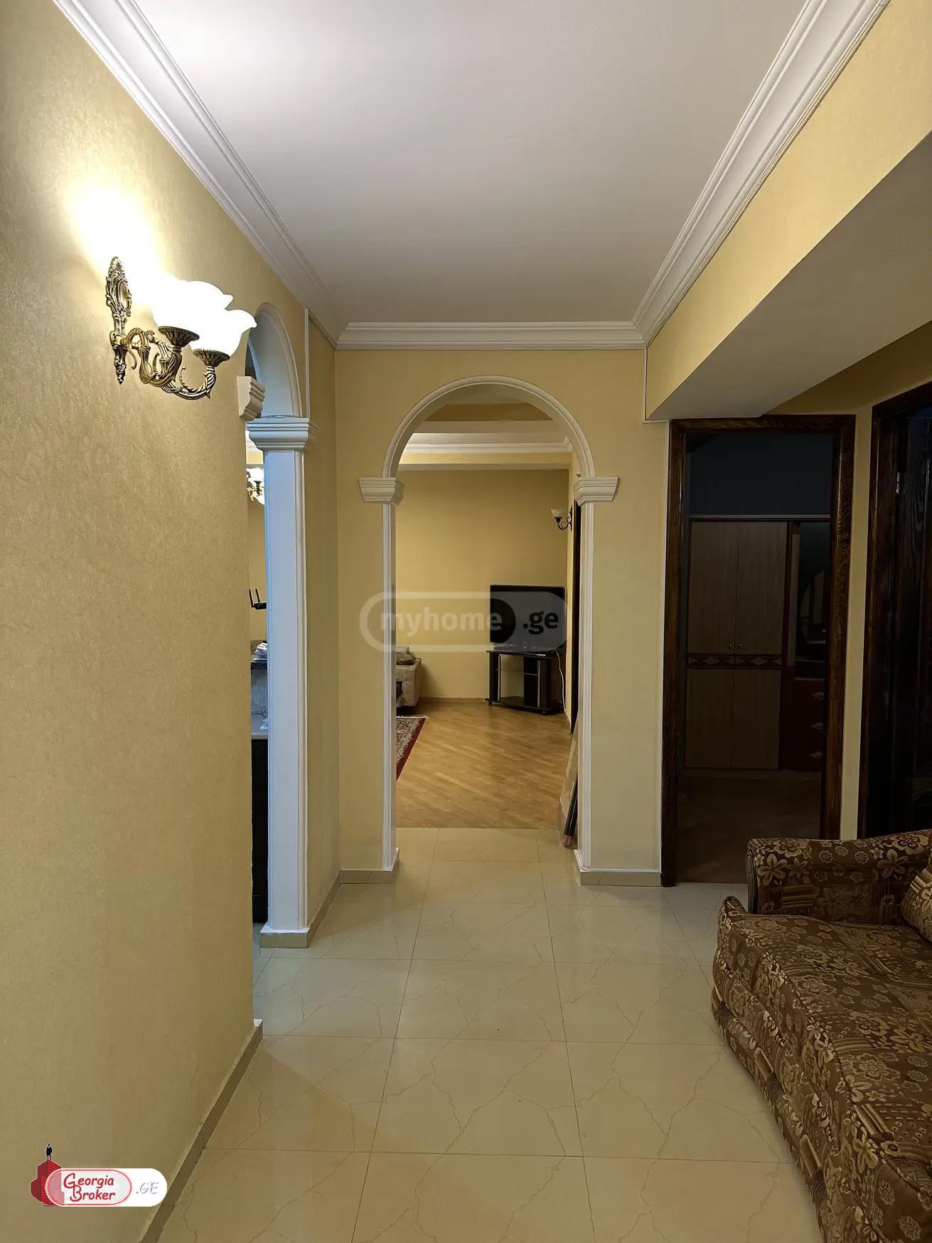 продается квартира с новым ремонтом 4-комнаты