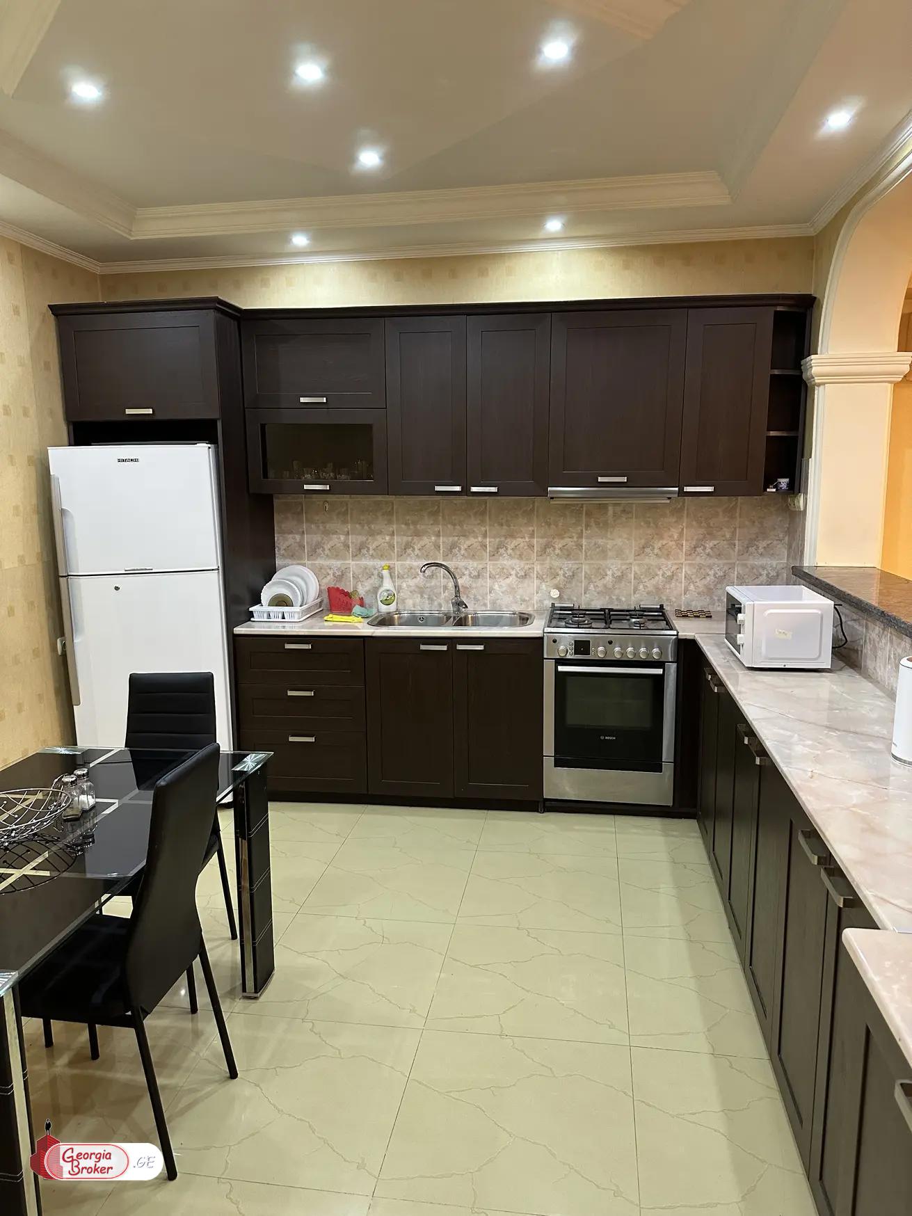 продается квартира с новым ремонтом 4-комнаты