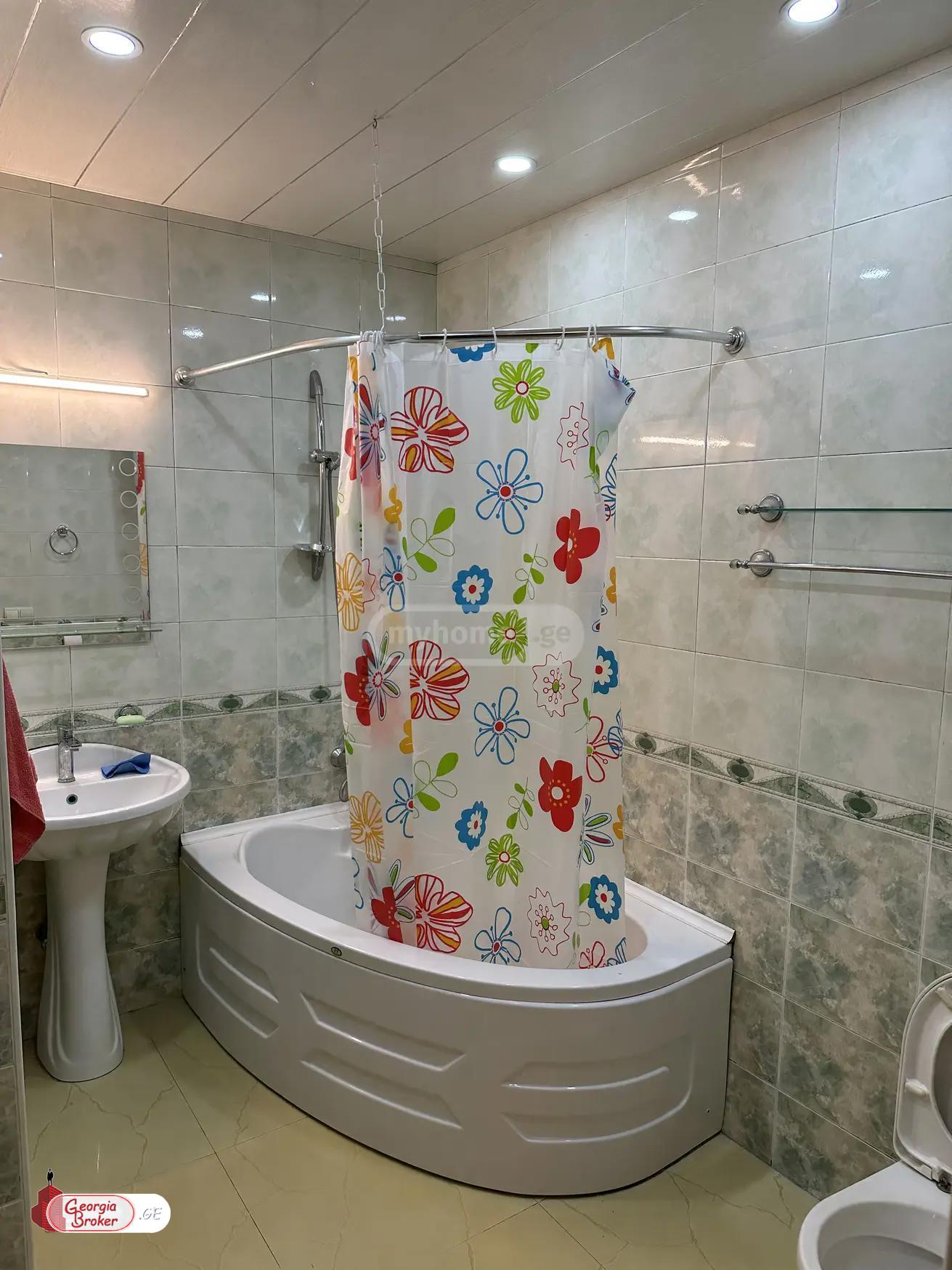 продается квартира с новым ремонтом 4-комнаты